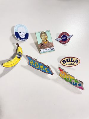 kopen Aangepaste zachte emaille lapel pin met 1,5 mm dikte en vlinder koppel voor zakelijke cadeautjes online manufacture