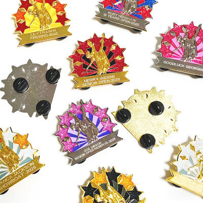 kopen Aangepaste harde of zachte emaille lapel pin met glitter, UV print, en schattig anime cartoon logo. online manufacture