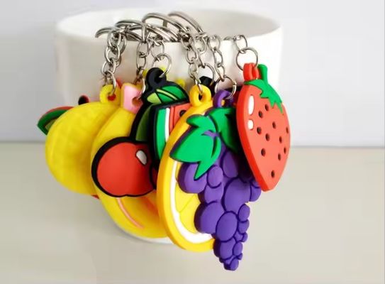Aangepaste elastische zachte duurzame schattige PVC-sleutelhanger met metalen ring, aardbei, appel, ananas, watermeloen, sinaasappel, fruit