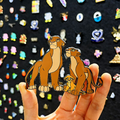 Custom Emaille Pin – Zachte/Harde Afwerking met Glitter & UV Print – Leuke Cartoon Anime Logo Badge