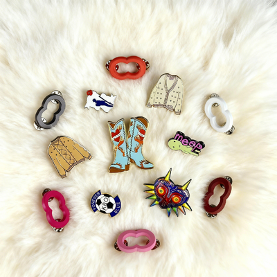 Custom Design Lapel Pins with Hard/Soft Enamel Finish and UV Printing for Branding