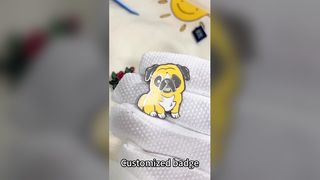 Fabriek aangepaste harde emaille pinnen | Gouden reversbadges met parelpoeder | Leuke metalen souvenirspelden Who