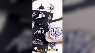 Maak zelf een glinsterende emaillepen met een zachte of harde afwerking, UV-druk en een schattig tekenwerk.